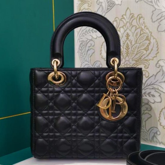 Продать сумку Dior в Москве и усовершенствовать свой имидж