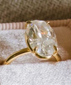 Продать кольцо с бриллиантом дорого в Москве: советы для владельцев